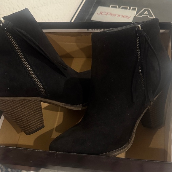NWT MIA Black Ankle Booties with Zipper Detail - Picture 1 of 5